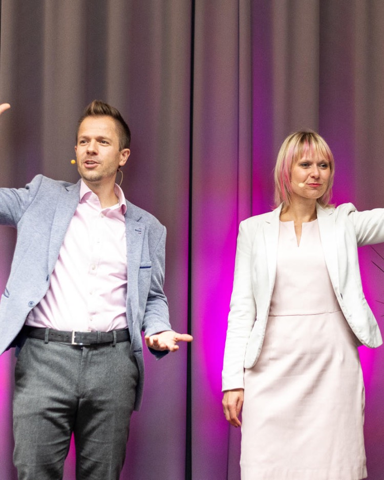 Isabell und Dr. Sven Haase auf der Bühne - Business-Mentoring für Experten und spirituelle Unternehmer