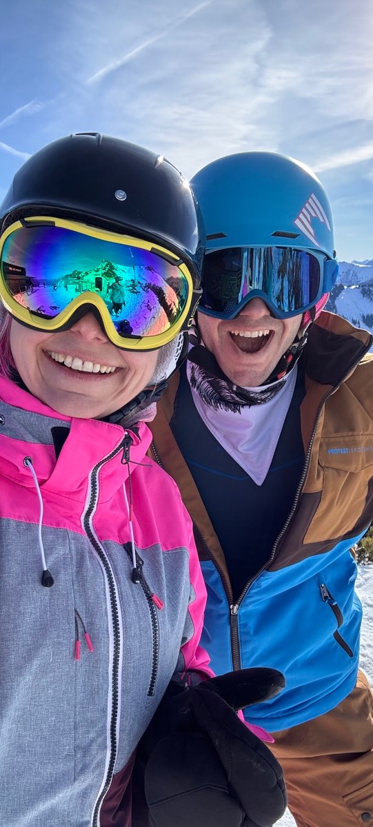 Örtliche Freiheit im Business: Isabell und Sven Haase beim Skifahren in den Bergen